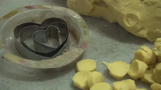 من السلاح والرصاص إلى أقراص العجوة وكعك العيد