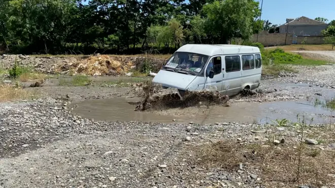 Xaçmazda maşınlar çaydan keçirlər