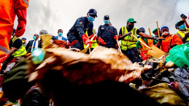Lagos State govnor and oda govment officials as dem dey shovel doti