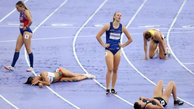 Atletas exaustas deitadas na pista após competir no heptatlo feminino nos Jogos Olímpicosquina de são joão aposta onlineParis 2024 