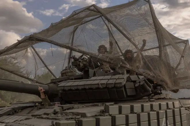 Um tanque russo durante seu avanço na região russa de Kursk