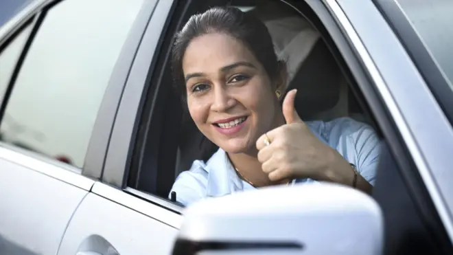 కారు నడుపుతున్న మహిళ