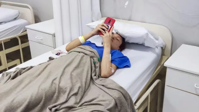 Menina jovem deitada na maca