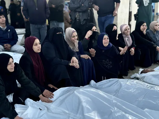 نساء فلسطينيات في خان يونس ينتحبن على ذويهن الذين قضوا في القصف الإسرائيلي وقت السحور