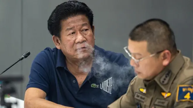 2026年8月10日,在泰国曼谷市郊的暖武里府,前国会议员查隆在接受警察盘问时抽烟,从鼻子喷出一口烟。据称他当天在暖武里府开枪击毙暖武里府行政机构主席通猜。