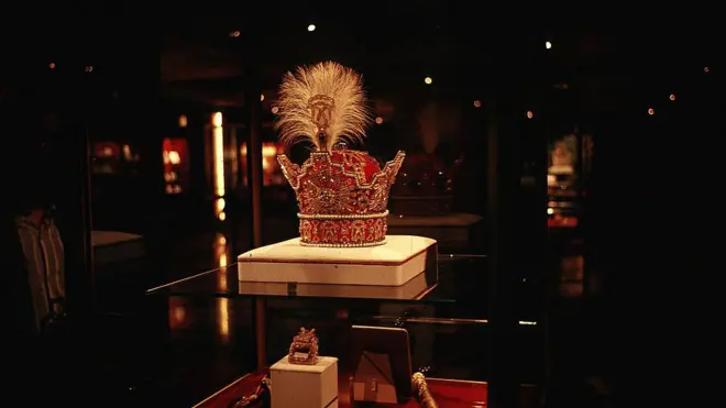 تاج پهلوی و الماس دریای نور در موزه جواهرات بانک ملی