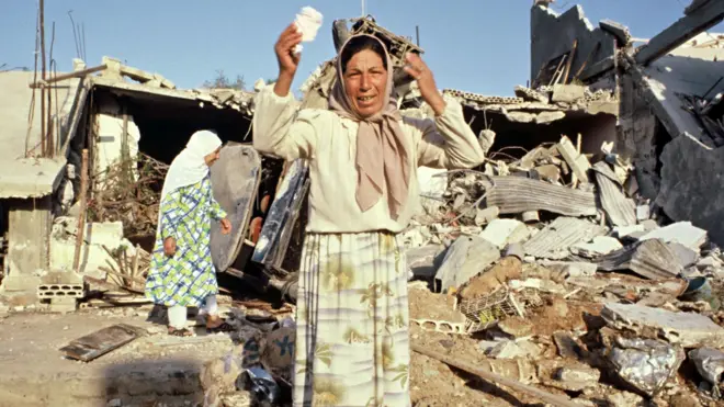 امرأن ناجية من مجزرة صبرا وشاتيلا تنتحب أمام المنازل المدمّرة