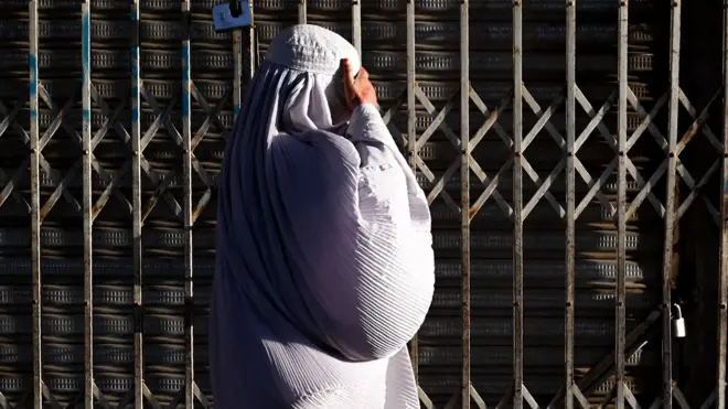 Афганская женщина в парандже 