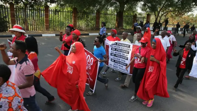 Para pegiat gerakan #BringBackOurGirls, "kembalikan anak-anak perempuan kami, melakukan unjuk rasa di Abuja menandai 1.000 hari penculikan 200 siswi SMP Chibok, oleh kelompok Boko Haram, Nigeria.