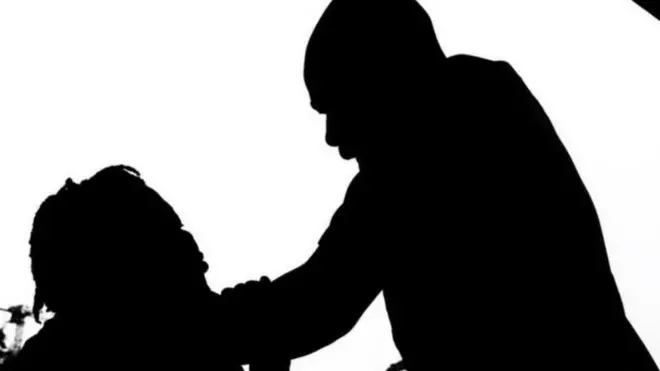 Nwoke na-awakpo nwaanyị n'ike