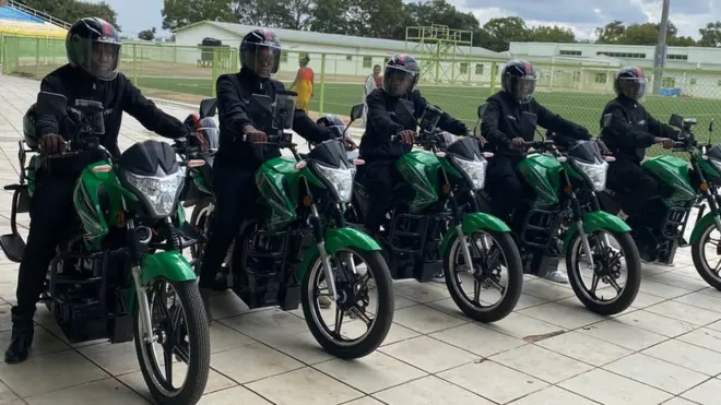 Une rangée de motos-taxis montées par des femmes à Kigali