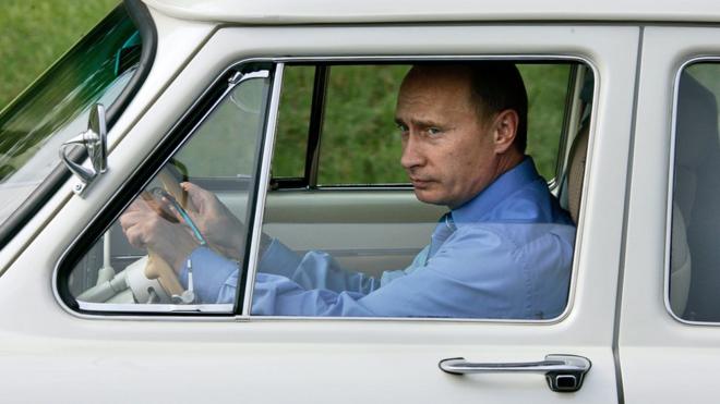 Путин за рулем "Волги"