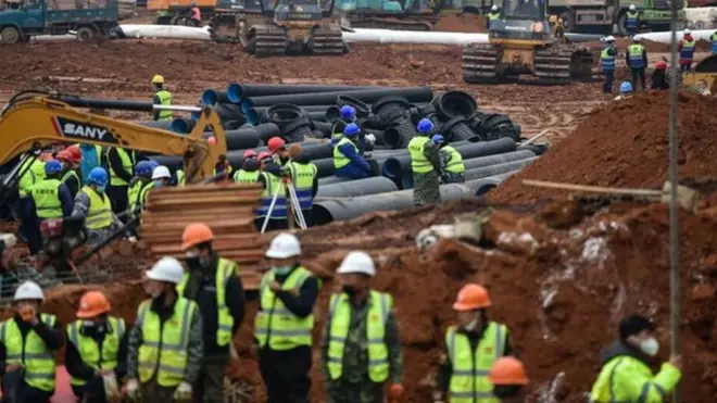 الصين تبني مستشفى في ستة أيام!