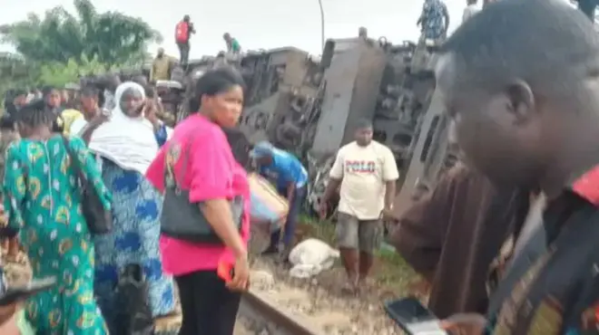 Ọkọ oju irin to yawọ atawọn ero to gbe, wọn duro sibi ti isẹlẹ naa ti waye
