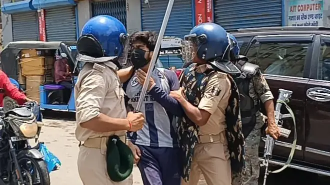 प्रदर्शनकारी छात्र