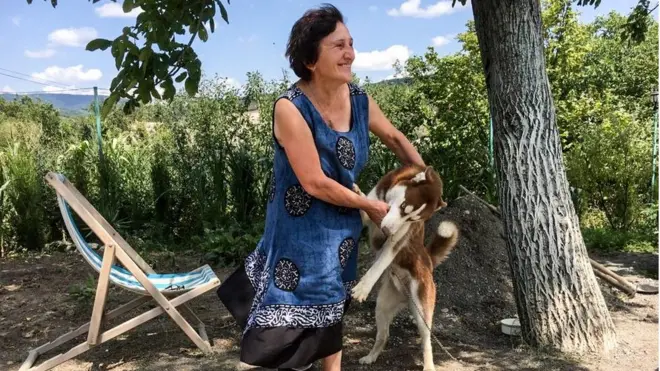 "Пусть они чуть отодвинутся с грузинской земли", - говорит о российских пограничниках Людмила Салиа