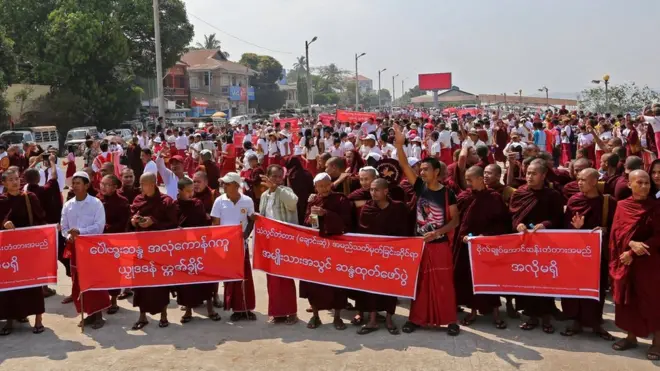 သံဃာတော်တွေ၊ ကရင်နဲ့ ပအို့ဝ် တိုင်းရင်းသားတွေ အပါအဝင် မွန်တိုင်းရင်းသားတွေ သောင်းနဲ့ချီပြီး ကန့်ကွက် ဆန္ဒပြခဲ့