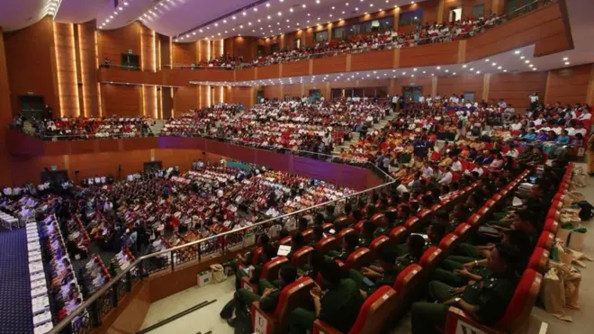 လွှတ်တော် အဆင့်ဆင့်တိုင်းမှာ အမတ်နေရာ လေးပုံ တပုံ ကို စစ်တပ်ကိုယ်စားလှယ်တွေ က ယူထား