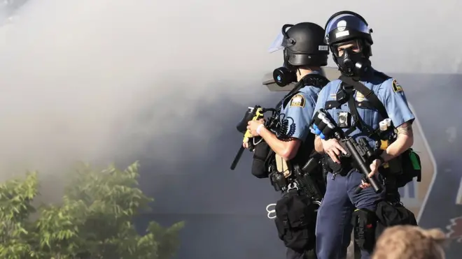 أطلقت الشرطة الغاز المسيل للدموع، بينما ألقى المتظاهرون الحجارة