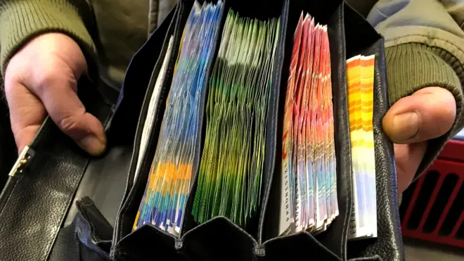 Кошелек, полный франков