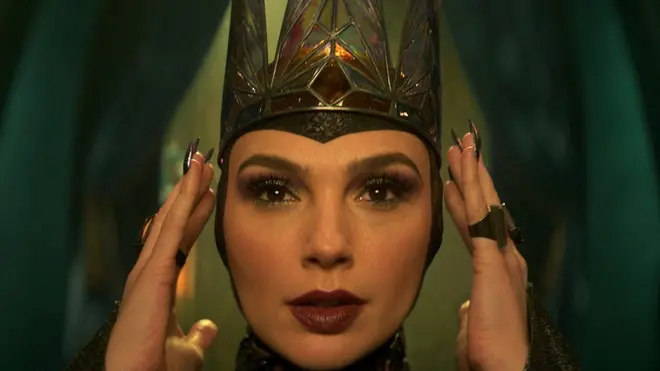 Gal Gadot como Rainha Má