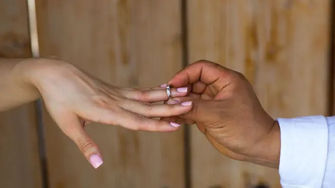 Dhiirri yeroo dubartiif qubeelaa kennu