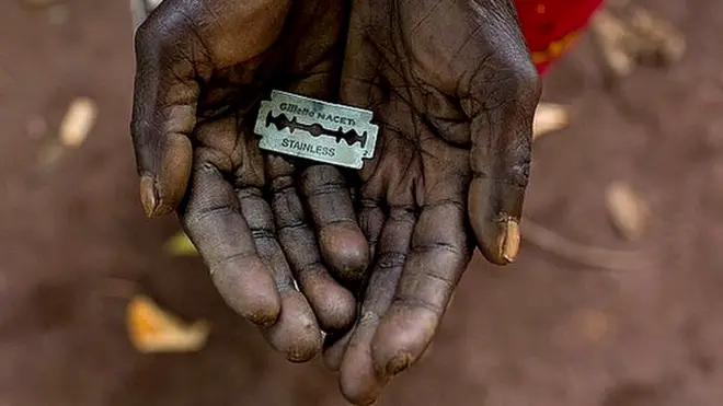 कीनिया के मोम्बासा में इस महिला को 'कटर' नाम से जाना जाता है जो एक ब्लेड दिखा रही हैं. इसका इस्तेमाल कई लड़कियों की योनि पर किया गया है.