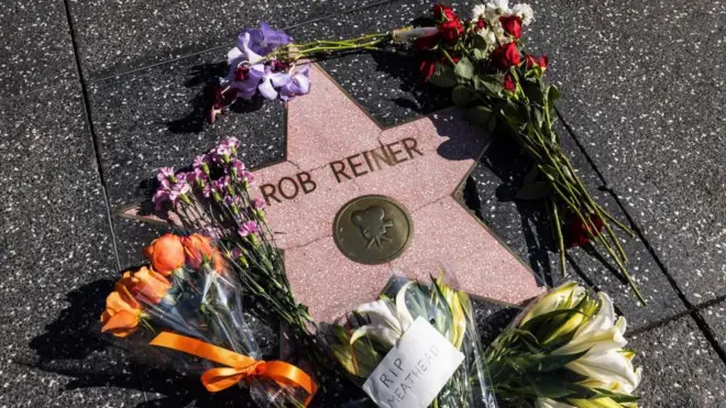 灰色と白のタイルの歩道に、星形の淡いピンクと白の石がはめられ、「ROB REINER」の文字と撮影カメラの模様が刻まれている。その周りを複数の花束が取り囲んでいる。ライナー監督を有名にしたテレビコメディでの役名「Meathead」を使い、「RIP（安らかに）」と書いたメモも添えられている