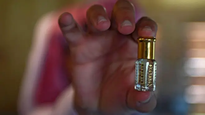 سلمان، أحد أفراد عائلة بن سلمان، يزن الورود أثناء عملية التقطير في مزرعة العائلة بمدينة الطائف السعودية، في 13 مارس/آذار 2021. مزرعة العائلة مفتوحة للزوار، وتقدم تجربة ريفية متكاملة، تشمل مشاهدة التقليد العريق لاستخراج ماء وزيت الورد من ورد الطائف، وهو مكون ثمين في صناعات التجميل والطهي وغيرها. وقد أصبح هذا الورد مرادفاً للمدينة نفسها، التي تُعرف محلياً باسم "مدينة الورد".
