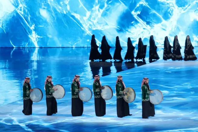 فنانون سعوديون يقدمون عروضاً خلال حفل اختتام دورة الألعاب الشتوية الآسيوية التاسعة، بمدينة هاربين بمقاطعة هيلونغجيانغ، الصين.