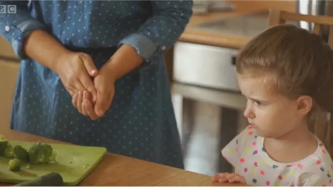 devojčica ne želi da jede brokoli