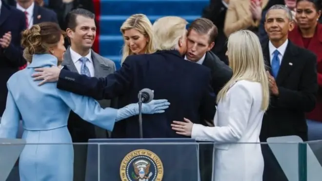 Дональд Трамп став 45-м президентом США у січні. Тоді сотні тисяч людей зібрались у Вашингтоні, щоби висловити йому свою підтримку. Були й протести.