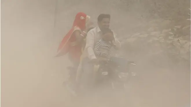 กลุ่มคนขี่มอเตอร์ไซค์ในกลุ่มควัน