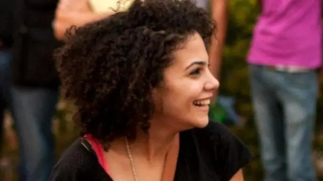 Eman El-Deeb diminta untuk meluruskan rambutnya hampir setiap hari.