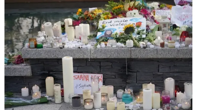 現場に近いペグラー・スクエアでは、ろうそくや追悼の言葉を手向ける人たちが後を絶たない