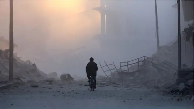 Halep'te yüzlerce sivil çatışmaların artmasıyla beraber hükümetin kontrolündeki bölgelere kaçmaya başladı.