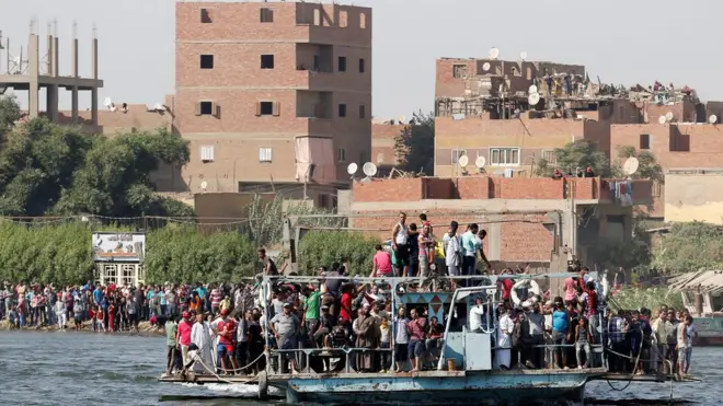 معدية نيلية تعمل على نقل الناس بين الجزيرة والبر الرئيسي