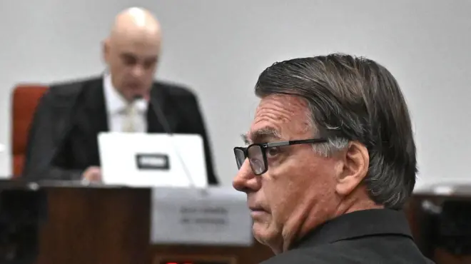 Jair Bolsonaro e Alexandre de Moraes ao fundo. 