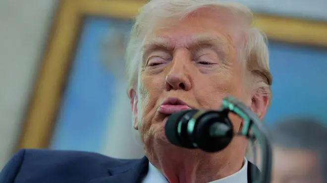 Дональд Трамп перед микрофоном