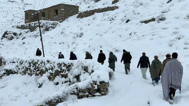 در کنار مسدود شدن راهها، بارش شدید برف و یخبندان باعث کمبود وسایل نقلیه و محدود شدن رفتوآمد شهروندان شده است
