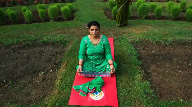 Hoy en día, millones de personas practican el yoga.