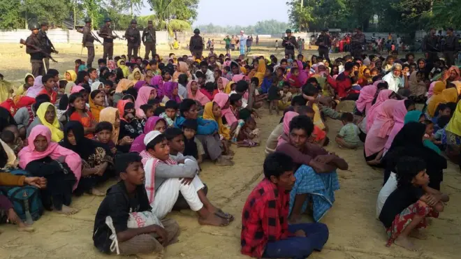 Pengungsi Rohingya, yang menyeberangi Sungai Naf untuk mencapai Bangladesh, dijaga ketat oleh polisi Bangladesh di Teknaf.