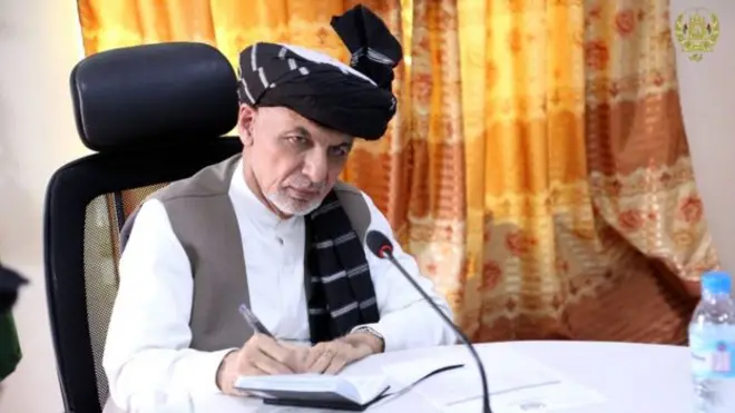 ښاغلي غني لارښوونه کړې چې د نوم لیکنې په مرکزونو کې باید ښځو ته اسانتیاوې برابرې شي.