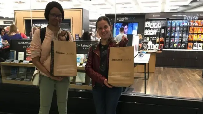 أماندا مارتينيز وتانيسا ديلفايل تتفقدان متجر أمازون الجديد في نيويورك