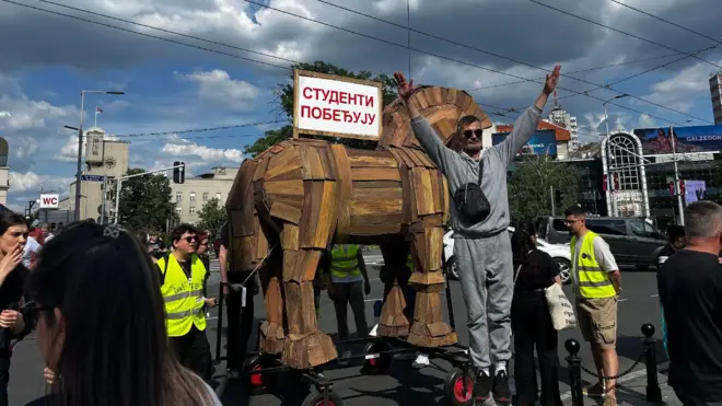 Тројански коњ са поруком 'студенти побеђују'