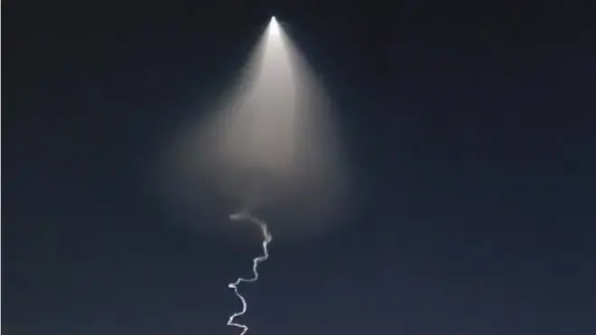 국방부가 30일 "고체 추진 우주발사체 시험비행에 성공했다"고 밝혔다. 이날 오후 전국에서 목격된 미확인 비행체가 바로 이날 우리 군이 쏴 올린 '고체연료 추진 우주발사체'였다