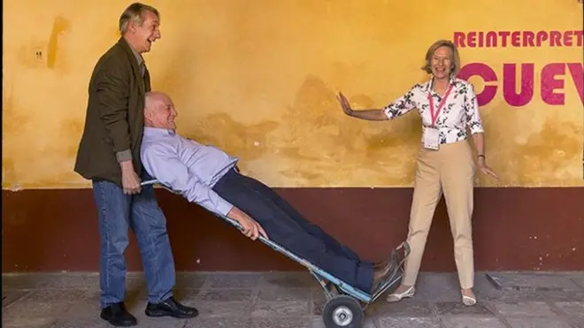 Alberto Ruiz Sánchez, sostiene al vicepresidente honorario del Hay Festival, Andres Rozental