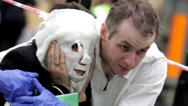 Ті, хто вижили під час травматичних подій, як-от вибухи в лондонському метро, часто розповідають про надзвичайну доброту незнайомих людей