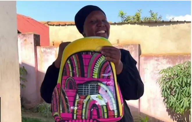 Aworan obinrin pẹlu baagi to n lo itanṣan oorun