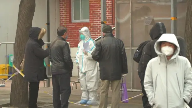 北京發熱門診外大排長龍